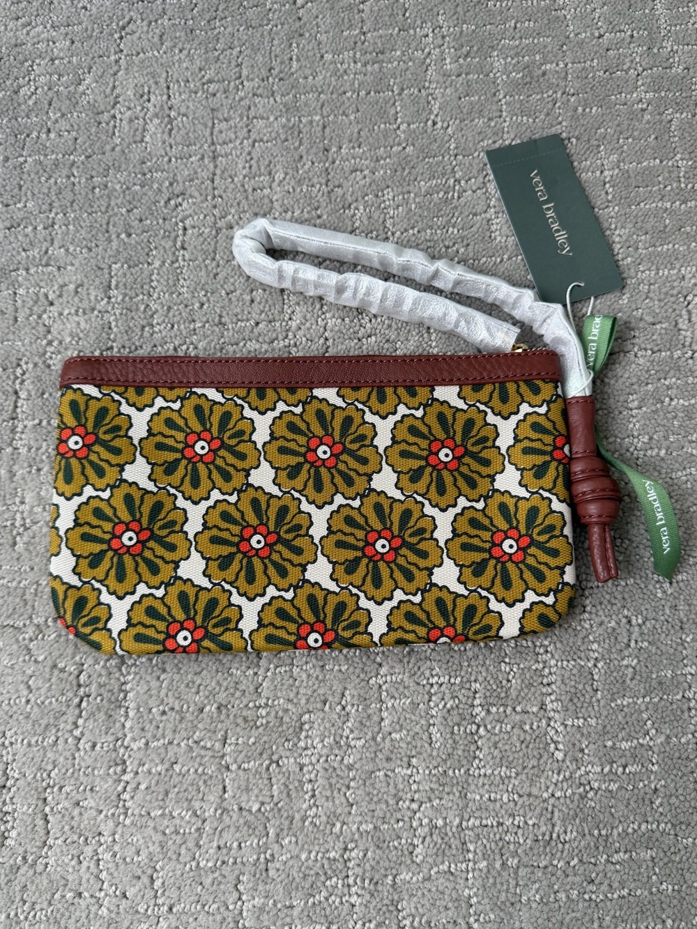 NWT Knotted Wristlet Oxford Canvas in Pinwheel print and leather trim